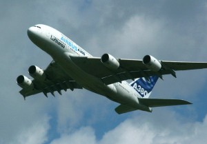 Airbus A380 bei einer Langsamflug-Demonstration auf der ILA 2006
